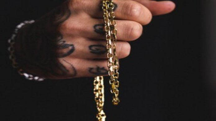 കണ്ണിൽ മുളകുപൊടി വിതറി വയോധികന്റെ സ്വർണമാല കവർന്നു കണ്ണിൽ മുളകുപൊടി വിതറി വയോധികന്റെ സ്വർണമാല കവർന്നു