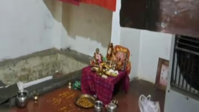 24 മണിക്കൂർ പൂജ ചെയ്തിട്ടും കാളിദേവി പ്രത്യക്ഷപ്പെട്ടില്ല ; മനംനൊന്ത് പുരോഹിതന് ജീവനൊടുക്കി 24 മണിക്കൂർ പൂജ ചെയ്തിട്ടും കാളിദേവി പ്രത്യക്ഷപ്പെട്ടില്ല ; മനംനൊന്ത് പുരോഹിതന് ജീവനൊടുക്കി