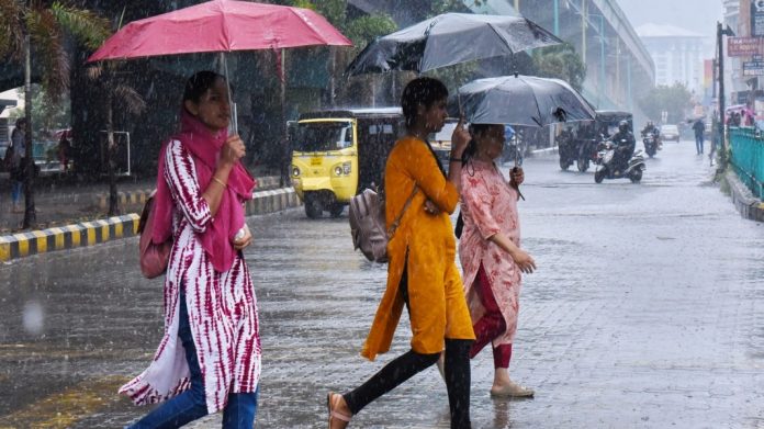 സംസ്ഥാനത്ത് നാളെയും മറ്റന്നാളും അതിശക്തമായ മഴയ്ക്ക് സാധ്യത ; മൂന്ന് ജില്ലകളില് ഓറഞ്ച് അലര്ട്ട്; എട്ടിടത്ത് യെല്ലോ സംസ്ഥാനത്ത് നാളെയും മറ്റന്നാളും അതിശക്തമായ മഴയ്ക്ക് സാധ്യത ; മൂന്ന് ജില്ലകളില് ഓറഞ്ച് അലര്ട്ട്; എട്ടിടത്ത് യെല്ലോ