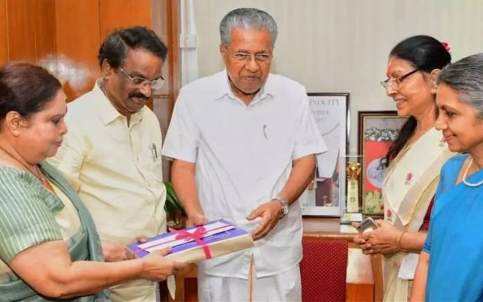 ഹേമ കമ്മിറ്റി റിപ്പോർട്ട് : രജിസ്റ്റർ ചെയ്ത 32 കേസുകളിൽ അന്വേഷണം തുടരുന്നു ; ഹൈക്കോടതിയെ അറിയിച്ച് സർക്കാർ ഹേമ കമ്മിറ്റി റിപ്പോർട്ട് : രജിസ്റ്റർ ചെയ്ത 32 കേസുകളിൽ അന്വേഷണം തുടരുന്നു ; ഹൈക്കോടതിയെ അറിയിച്ച് സർക്കാർ