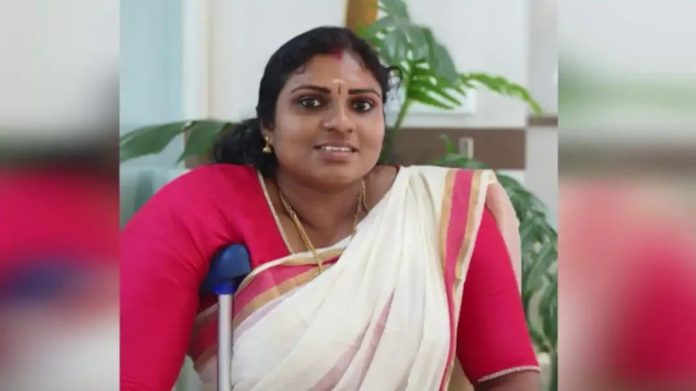 റോഡ് മുറിച്ച് കടക്കുന്നതിനിടെ ബസ് കയറിയിറങ്ങി ഭിന്നശേഷിക്കാരിയായ യുവതിയ്ക്ക് ദാരുണാന്ത്യം റോഡ് മുറിച്ച് കടക്കുന്നതിനിടെ ബസ് കയറിയിറങ്ങി ഭിന്നശേഷിക്കാരിയായ യുവതിയ്ക്ക് ദാരുണാന്ത്യം