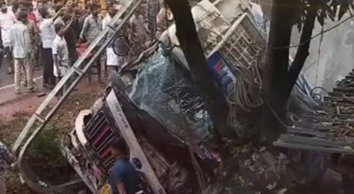 വിദ്യാര്ത്ഥികള്ക്ക് മുകളിലേക്ക് ലോറി മറിഞ്ഞുണ്ടായ അപകടത്തില് മരണം നാലായി വിദ്യാര്ത്ഥികള്ക്ക് മുകളിലേക്ക് ലോറി മറിഞ്ഞുണ്ടായ അപകടത്തില് മരണം നാലായി
