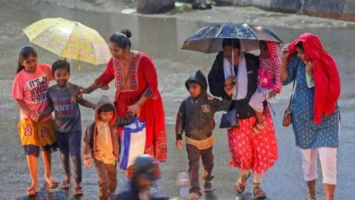 തമിഴ്നാട്ടില് താമ്രപര്ണി നദി കരകവിഞ്ഞു, ശ്രീവൈകുണ്ഠത്ത് വെള്ളപ്പൊക്ക മുന്നറിയിപ്പ് ; എട്ടുജില്ലകളില് സ്കൂളുകള്ക്ക് അവധി തമിഴ്നാട്ടില് താമ്രപര്ണി നദി കരകവിഞ്ഞു, ശ്രീവൈകുണ്ഠത്ത് വെള്ളപ്പൊക്ക മുന്നറിയിപ്പ് ; എട്ടുജില്ലകളില് സ്കൂളുകള്ക്ക് അവധി