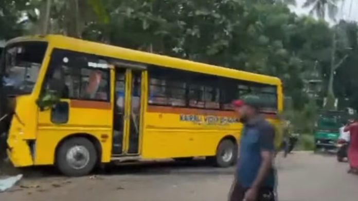 നിയന്ത്രണം വിട്ട സ്കൂള് ബസ് മരത്തിലിടിച്ചു ; 12 വിദ്യാര്ഥികള്ക്ക് പരിക്ക് നിയന്ത്രണം വിട്ട സ്കൂള് ബസ് മരത്തിലിടിച്ചു ; 12 വിദ്യാര്ഥികള്ക്ക് പരിക്ക്