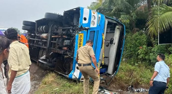 പാലക്കാട് സ്വകാര്യ ബസ് മറിഞ്ഞ് കുട്ടികള് അടക്കം 16 പേര്ക്ക് പരിക്ക് പാലക്കാട് സ്വകാര്യ ബസ് മറിഞ്ഞ് കുട്ടികള് അടക്കം 16 പേര്ക്ക് പരിക്ക്