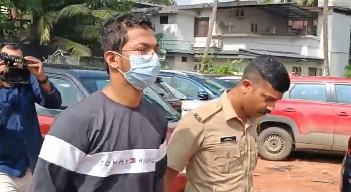 മാരുതി നെക്സ ഷോറൂമില് നിര്ത്തിയിട്ട മൂന്ന് കാറുകള്ക്ക് തീവച്ച കേസിലെ പ്രതി പിടിയില് മാരുതി നെക്സ ഷോറൂമില് നിര്ത്തിയിട്ട മൂന്ന് കാറുകള്ക്ക് തീവച്ച കേസിലെ പ്രതി പിടിയില്