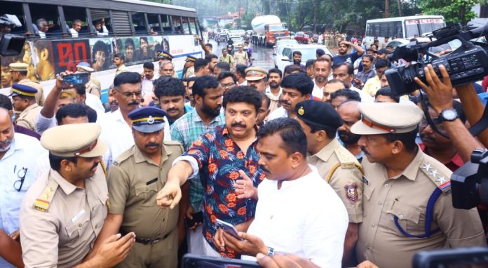 റോഡ് നിർമാണത്തിലെ അശാസ്ത്രീയത ഉടൻ പരിഹരിക്കും : മന്ത്രി കെ.ബി ഗണേഷ് കുമാർ റോഡ് നിർമാണത്തിലെ അശാസ്ത്രീയത ഉടൻ പരിഹരിക്കും : മന്ത്രി കെ.ബി ഗണേഷ് കുമാർ