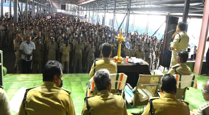 ശബരിമലയിൽ പോലീസിൻ്റെ നാലാമത്തെ ബാച്ച് ചുമതലയേറ്റു ശബരിമലയിൽ പോലീസിൻ്റെ നാലാമത്തെ ബാച്ച് ചുമതലയേറ്റു