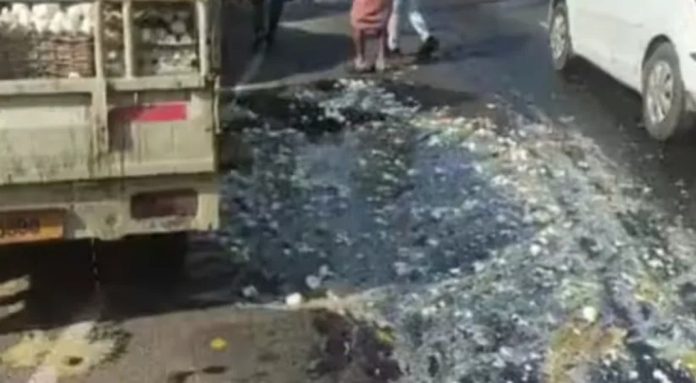 മുട്ട കയറ്റിവന്ന ലോറിയിൽ ബസിടിച്ച് അപകടം : 20,000ത്തോളം മുട്ടകൾ പൊട്ടി മുട്ട കയറ്റിവന്ന ലോറിയിൽ ബസിടിച്ച് അപകടം : 20,000ത്തോളം മുട്ടകൾ പൊട്ടി