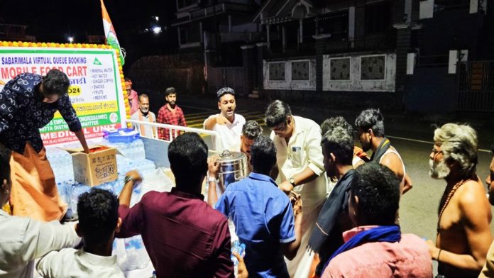 ദീർഘദൂര യാത്രികർക്ക് ആശ്വാസമേകി കോൺഗ്രസ് പ്രവർത്തകർ ; ചുക്കുകാപ്പി വിതരണം ചെയ്തു ദീർഘദൂര യാത്രികർക്ക് ആശ്വാസമേകി കോൺഗ്രസ് പ്രവർത്തകർ ; ചുക്കുകാപ്പി വിതരണം ചെയ്തു
