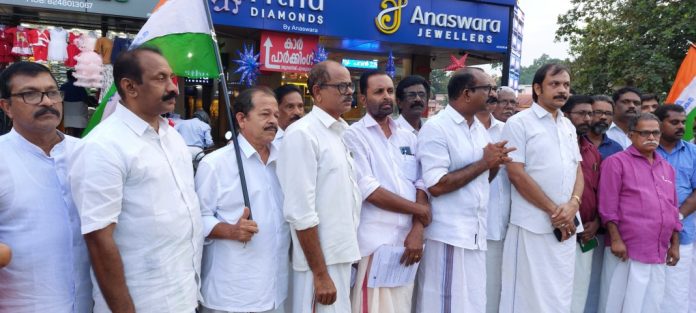 വന നിയമ ഭേദഗതി ബില്ലിനെതിരെ കർഷക കോൺഗ്രസ് അടൂർ നിയോജക മണ്ഡലം കമ്മറ്റിയുടെ നേതൃത്വത്തിൽ പ്രതിഷേധ കനൽ വന നിയമ ഭേദഗതി ബില്ലിനെതിരെ കർഷക കോൺഗ്രസ് അടൂർ നിയോജക മണ്ഡലം കമ്മറ്റിയുടെ നേതൃത്വത്തിൽ പ്രതിഷേധ കനൽ