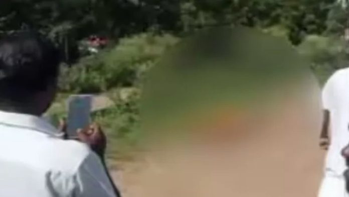 കോടതിക്ക് മുൻപിൽ യുവാവിനെ വെട്ടിക്കൊന്നു കോടതിക്ക് മുൻപിൽ യുവാവിനെ വെട്ടിക്കൊന്നു