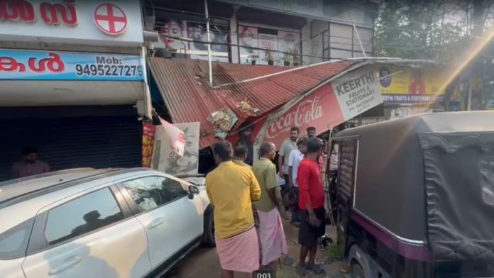 നിയന്ത്രണം വിട്ട കാര് കടയിലേക്ക് ഇടിച്ച് കയറി ; മൂന്ന് പേര്ക്ക് പരിക്ക് നിയന്ത്രണം വിട്ട കാര് കടയിലേക്ക് ഇടിച്ച് കയറി ; മൂന്ന് പേര്ക്ക് പരിക്ക്