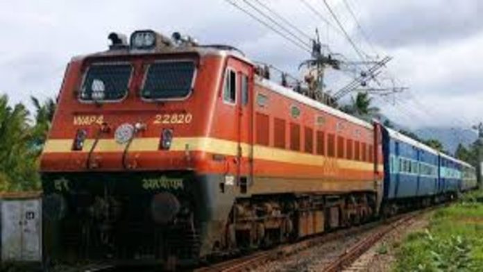 കേരളത്തിലേക്ക് 10 സ്പെഷല് ട്രെയിനുകള് പ്രഖ്യാപിച്ച് റെയില്വേ കേരളത്തിലേക്ക് 10 സ്പെഷല് ട്രെയിനുകള് പ്രഖ്യാപിച്ച് റെയില്വേ