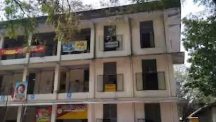 കൈക്കൂലി വാങ്ങി വാഹനങ്ങൾക്ക് ഫിറ്റ്നസ് സർട്ടിഫിക്കറ്റ് നൽകുന്നു ; നെയ്യാറ്റിൻകര സബ് ആർ ടി ഓഫീസിൽ വ്യാപക ക്രമക്കേട് കൈക്കൂലി വാങ്ങി വാഹനങ്ങൾക്ക് ഫിറ്റ്നസ് സർട്ടിഫിക്കറ്റ് നൽകുന്നു ; നെയ്യാറ്റിൻകര സബ് ആർ ടി ഓഫീസിൽ വ്യാപക ക്രമക്കേട്