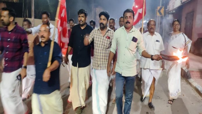 അംബേദ്കർ നിന്ദ ; സിപിഐ കൂടൽ മണ്ഡലം കമ്മിറ്റിയുടെ നേതൃത്വത്തിൽ പ്രതിഷേധ പ്രകടനവും യോഗവും നടത്തി അംബേദ്കർ നിന്ദ ; സിപിഐ കൂടൽ മണ്ഡലം കമ്മിറ്റിയുടെ നേതൃത്വത്തിൽ പ്രതിഷേധ പ്രകടനവും യോഗവും നടത്തി