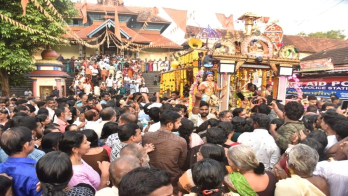തങ്ക അങ്കി ഘോഷയാത്ര പുറപ്പെട്ടു തങ്ക അങ്കി ഘോഷയാത്ര പുറപ്പെട്ടു