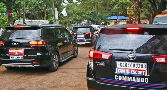 തിരുവനന്തപുരത്ത് മുഖ്യമന്ത്രിയുടെ വാഹനവ്യൂഹം അപകടത്തിൽപ്പെട്ടു തിരുവനന്തപുരത്ത് മുഖ്യമന്ത്രിയുടെ വാഹനവ്യൂഹം അപകടത്തിൽപ്പെട്ടു