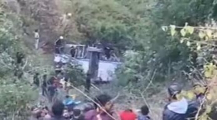 1500 അടി താഴ്ചയിലേക്ക് ബസ് മറിഞ്ഞ് മൂന്ന് പേര്ക്ക് ദാരുണാന്ത്യം 1500 അടി താഴ്ചയിലേക്ക് ബസ് മറിഞ്ഞ് മൂന്ന് പേര്ക്ക് ദാരുണാന്ത്യം