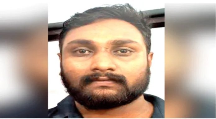 സഹോദരങ്ങളെയും സുഹൃത്തിനെയും കുത്തിപ്പരിക്കേൽപിച്ച യുവാവ് പിടിയിൽ സഹോദരങ്ങളെയും സുഹൃത്തിനെയും കുത്തിപ്പരിക്കേൽപിച്ച യുവാവ് പിടിയിൽ
