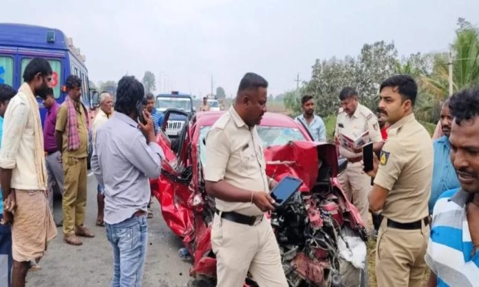 ഹാവേരിയിൽ വാഹനാപകടം : ഒരു കുടുംബത്തിലെ നാല് പേർക്ക് ദാരുണാന്ത്യം ഹാവേരിയിൽ വാഹനാപകടം : ഒരു കുടുംബത്തിലെ നാല് പേർക്ക് ദാരുണാന്ത്യം