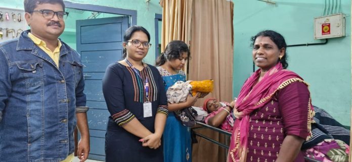 ആനയുടേയും കാട്ടുപോത്തിന്റേയും ഇടയില് അമ്മയുടേയും കുഞ്ഞിന്റേയും ജീവനും കാത്ത് 2 മണിക്കൂര് ; ക്രിസ്തുമസ് രാത്രിയില് മാതൃകയായി ആരോഗ്യ പ്രവര്ത്തകര് ആനയുടേയും കാട്ടുപോത്തിന്റേയും ഇടയില് അമ്മയുടേയും കുഞ്ഞിന്റേയും ജീവനും കാത്ത് 2 മണിക്കൂര് ; ക്രിസ്തുമസ് രാത്രിയില് മാതൃകയായി ആരോഗ്യ പ്രവര്ത്തകര്