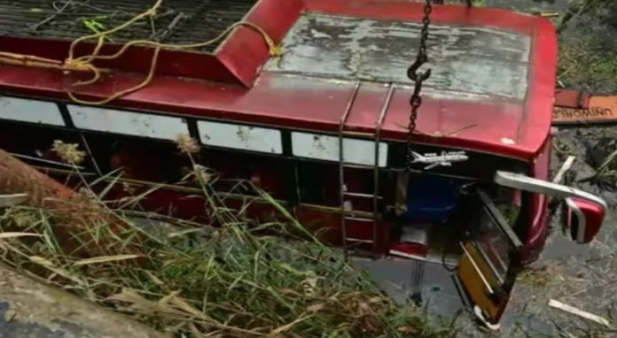 കനത്ത മഴ : പഞ്ചാബിൽ പാലത്തിന് മുകളിൽ നിന്ന് ബസ് മറിഞ്ഞു ; 8 യാത്രക്കാർക്ക് ദാരുണാന്ത്യം കനത്ത മഴ : പഞ്ചാബിൽ പാലത്തിന് മുകളിൽ നിന്ന് ബസ് മറിഞ്ഞു ; 8 യാത്രക്കാർക്ക് ദാരുണാന്ത്യം