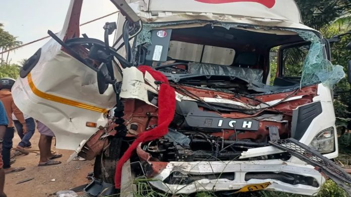 കണ്ടെയ്നർ ലോറി പോസ്റ്റിൽ ഇടിച്ച് അപകടം ; ഒരാൾ ഗുരുതരാവസ്ഥയിൽ കണ്ടെയ്നർ ലോറി പോസ്റ്റിൽ ഇടിച്ച് അപകടം ; ഒരാൾ ഗുരുതരാവസ്ഥയിൽ