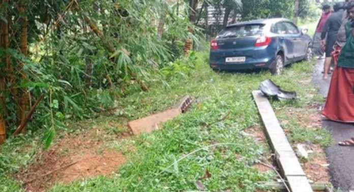 അപകടം ഒഴിയാതെ പൂവനക്കടവ് – പുഴകോൽപ്പുഴ റോഡ് അപകടം ഒഴിയാതെ പൂവനക്കടവ് – പുഴകോൽപ്പുഴ റോഡ്