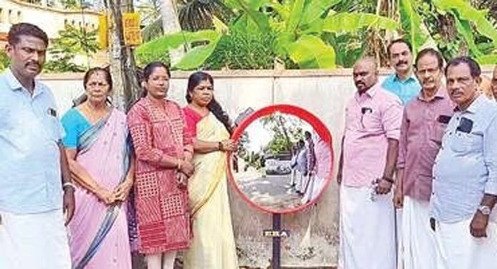 അമ്പലപ്പുഴ തപാൽഓഫീസ്-റെയിൽവേസ്റ്റേഷൻ റോഡരികിൽ അപകടമൊഴിവാക്കാൻ കണ്ണാടി സ്ഥാപിച്ചു അമ്പലപ്പുഴ തപാൽഓഫീസ്-റെയിൽവേസ്റ്റേഷൻ റോഡരികിൽ അപകടമൊഴിവാക്കാൻ കണ്ണാടി സ്ഥാപിച്ചു