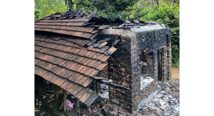 കൊക്കാത്തോട്ടിൽ വീട് കത്തി നശിച്ചു കൊക്കാത്തോട്ടിൽ വീട് കത്തി നശിച്ചു