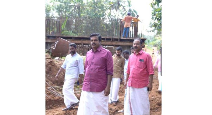 അരുവാപ്പുലം – ഐരവണ് പാലത്തിന്റെ നിര്മാണ പ്രവർത്തിയുടെ പുരോഗതി അഡ്വ. കെ യു ജനീഷ് കുമാർ എംഎൽഎ സന്ദർശിച്ചു പരിശോധിച്ചു അരുവാപ്പുലം – ഐരവണ് പാലത്തിന്റെ നിര്മാണ പ്രവർത്തിയുടെ പുരോഗതി അഡ്വ. കെ യു ജനീഷ് കുമാർ എംഎൽഎ സന്ദർശിച്ചു പരിശോധിച്ചു