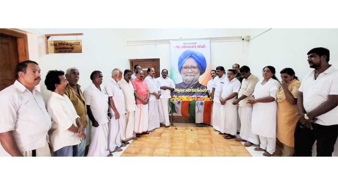 മുന് പ്രധാനമന്ത്രി ഡോ. മന്മോഹന് സിംഗിന് ഡി.സി.സി ആദരാഞ്ജലി അര്പ്പിച്ചു മുന് പ്രധാനമന്ത്രി ഡോ. മന്മോഹന് സിംഗിന് ഡി.സി.സി ആദരാഞ്ജലി അര്പ്പിച്ചു