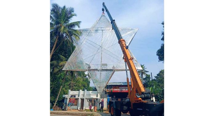 ആളുകൾക്ക് കയറാൻ പാകത്തിനുള്ള കൂറ്റൻ നക്ഷത്രം കോന്നിയിൽ ആളുകൾക്ക് കയറാൻ പാകത്തിനുള്ള കൂറ്റൻ നക്ഷത്രം കോന്നിയിൽ