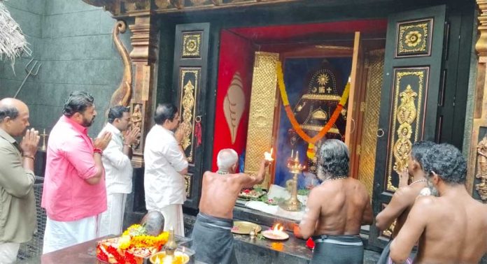 കല്ലേലിക്കാവില് മലക്കൊടി ദര്ശനം ധനു പത്തു വരെ കല്ലേലിക്കാവില് മലക്കൊടി ദര്ശനം ധനു പത്തു വരെ