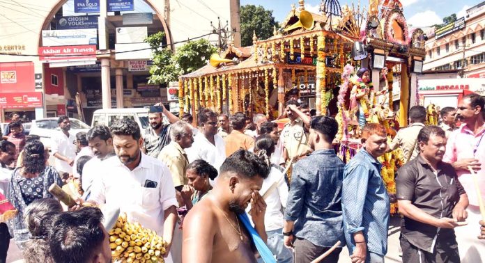 തങ്ക അങ്കി ഘോഷയാത്രക്ക് വർണ്ണാഭമായ സ്വീകരണം നൽകി ദേശീയ അസംഘടിത തൊഴിലാളി കോൺഗ്രസ് മൊബൈൽ യൂണിറ്റ് തങ്ക അങ്കി ഘോഷയാത്രക്ക് വർണ്ണാഭമായ സ്വീകരണം നൽകി ദേശീയ അസംഘടിത തൊഴിലാളി കോൺഗ്രസ് മൊബൈൽ യൂണിറ്റ്