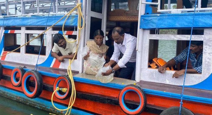 അഷ്ടമുടി കക്കയുടെ ഉൽപാദനം കുറയുന്നു ; പുനരുജ്ജീവന പദ്ധതിയുമായി സിഎംഎഫ്ആർഐ അഷ്ടമുടി കക്കയുടെ ഉൽപാദനം കുറയുന്നു ; പുനരുജ്ജീവന പദ്ധതിയുമായി സിഎംഎഫ്ആർഐ