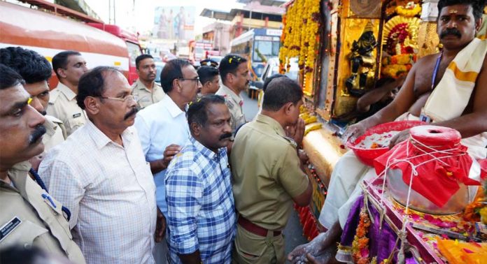 തങ്കയങ്കി രഥ ഘോഷയാത്രയ്ക്ക് റാന്നി ജനമൈത്രി പോലീസും സമിതി അംഗങ്ങളും ചേർന്ന് സ്വീകരണം നൽകി തങ്കയങ്കി രഥ ഘോഷയാത്രയ്ക്ക് റാന്നി ജനമൈത്രി പോലീസും സമിതി അംഗങ്ങളും ചേർന്ന് സ്വീകരണം നൽകി