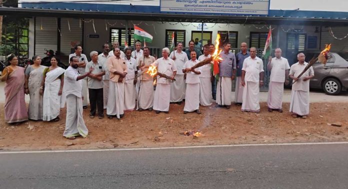 കറന്റ് ചാർജ് വർധനക്കെതിരെ കൈപ്പട്ടൂർ കെ എസ് ഈ ബി ഓഫീസിനു മുൻപിൽ കോൺഗ്രസ് സായാഹ്ന ധർണ നടത്തി കറന്റ് ചാർജ് വർധനക്കെതിരെ കൈപ്പട്ടൂർ കെ എസ് ഈ ബി ഓഫീസിനു മുൻപിൽ കോൺഗ്രസ് സായാഹ്ന ധർണ നടത്തി