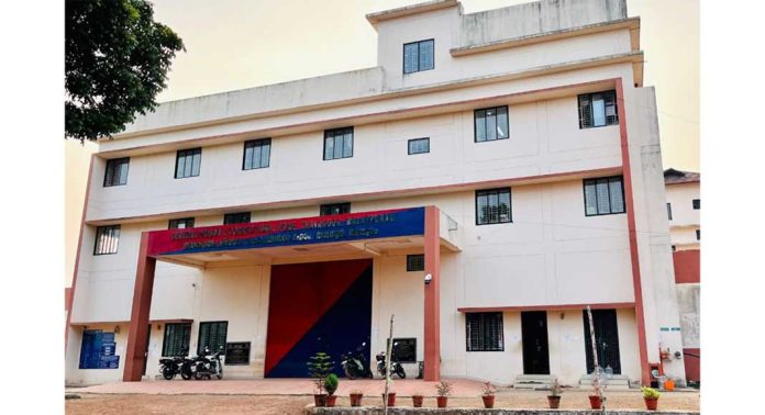 തവനൂർ സെൻട്രൽ ജയിലിലേക്ക് ബീഡിക്കെട്ടുകൾ എറിയാൻ ശ്രമിക്കവെ രണ്ട് പേരെ ജയിൽ ഉദ്യോഗസ്ഥർ പിടികൂടി തവനൂർ സെൻട്രൽ ജയിലിലേക്ക് ബീഡിക്കെട്ടുകൾ എറിയാൻ ശ്രമിക്കവെ രണ്ട് പേരെ ജയിൽ ഉദ്യോഗസ്ഥർ പിടികൂടി