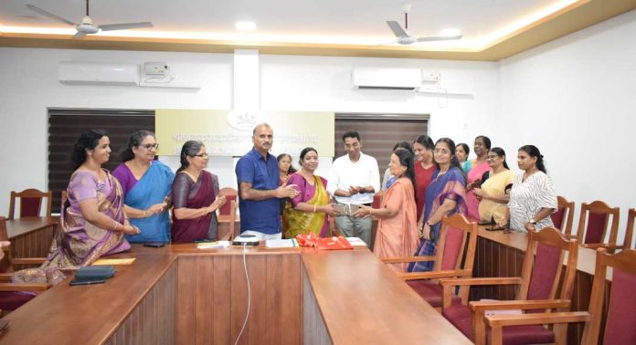 സംസ്കൃത സർവ്വകലാശാല താളിയോല ഗ്രന്ഥശാലയിലേയ്ക്ക് അപൂർവ്വ താളിയോല ഗ്രന്ഥങ്ങളും പുസ്തകങ്ങളുടെ ശേഖരവും കൈമാറി സംസ്കൃത സർവ്വകലാശാല താളിയോല ഗ്രന്ഥശാലയിലേയ്ക്ക് അപൂർവ്വ താളിയോല ഗ്രന്ഥങ്ങളും പുസ്തകങ്ങളുടെ ശേഖരവും കൈമാറി