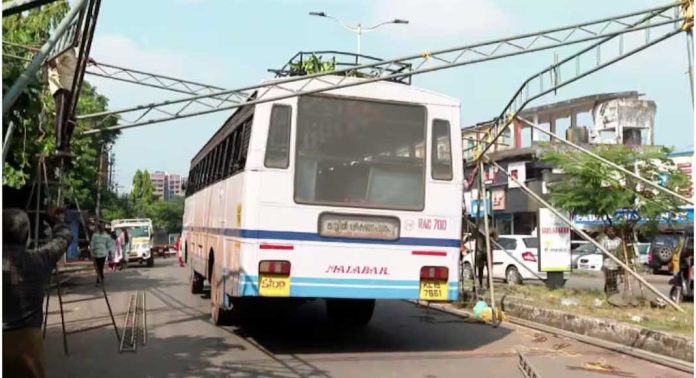 കണ്ണൂരിൽ സിപിഐഎം കെട്ടിയ സമര പന്തലിൽ കെഎസ്ആര്ടിസി ബസ് കുടുങ്ങി കണ്ണൂരിൽ സിപിഐഎം കെട്ടിയ സമര പന്തലിൽ കെഎസ്ആര്ടിസി ബസ് കുടുങ്ങി