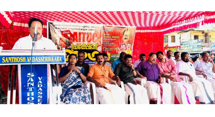 തൊഴിലാളികള്ക്ക് മാന്യമായ തൊഴിലും വേതനവും ഉറപ്പാക്കണമെന്ന് എഐടിയുസി തൊഴിലാളികള്ക്ക് മാന്യമായ തൊഴിലും വേതനവും ഉറപ്പാക്കണമെന്ന് എഐടിയുസി