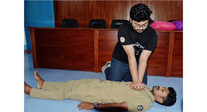 സന്നിധാനത്തുള്ള പോലീസ് ഉദ്യോഗസ്ഥർക്കു സി.പി.ആർ. നൽകുന്നതിൽ പരിശീലനം നൽകി സന്നിധാനത്തുള്ള പോലീസ് ഉദ്യോഗസ്ഥർക്കു സി.പി.ആർ. നൽകുന്നതിൽ പരിശീലനം നൽകി