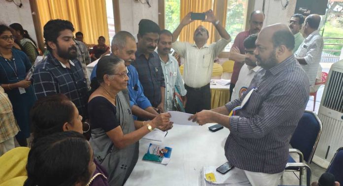 തിരുവല്ലയിലെ കരുതലും കൈത്താങ്ങും അദാലത്ത് പൊതുകാര്യത്തിനും തത്സമയപരിഹാരംകണ്ട് മന്ത്രി പി.രാജീവ് തിരുവല്ലയിലെ കരുതലും കൈത്താങ്ങും അദാലത്ത് പൊതുകാര്യത്തിനും തത്സമയപരിഹാരംകണ്ട് മന്ത്രി പി.രാജീവ്