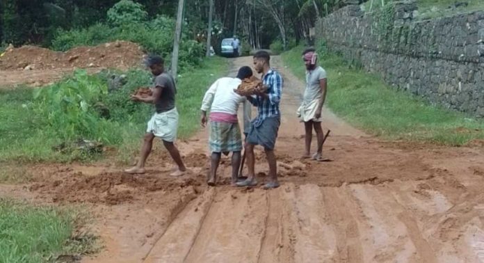 സമീപ വസ്തു ഉടമ മണ്ണെടുപ്പു നടത്തിയതോടെ ഗതികേടിലായി ആറാട്ടുമണ് സ്വദേശികള് സമീപ വസ്തു ഉടമ മണ്ണെടുപ്പു നടത്തിയതോടെ ഗതികേടിലായി ആറാട്ടുമണ് സ്വദേശികള്