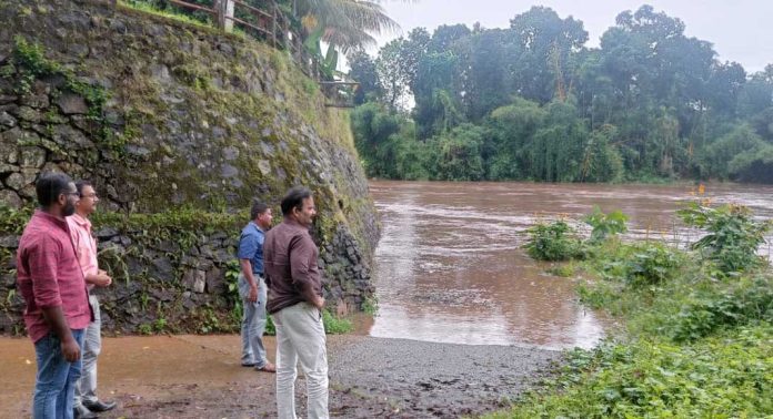 അച്ചൻകോവിലാറ്റിൽ അപ്രതീക്ഷിതമായി ജലനിരപ്പുയർന്നതായി റിപ്പോർട്ട് ; സന്ദർശനം നടത്തി സ്ഥിതിഗതികൾ വിലയിരുത്തി കോന്നി തഹസിൽദാരും താലൂക്ക് ദുരന്തനിവാരണ വിഭാഗവും അച്ചൻകോവിലാറ്റിൽ അപ്രതീക്ഷിതമായി ജലനിരപ്പുയർന്നതായി റിപ്പോർട്ട് ; സന്ദർശനം നടത്തി സ്ഥിതിഗതികൾ വിലയിരുത്തി കോന്നി തഹസിൽദാരും താലൂക്ക് ദുരന്തനിവാരണ വിഭാഗവും