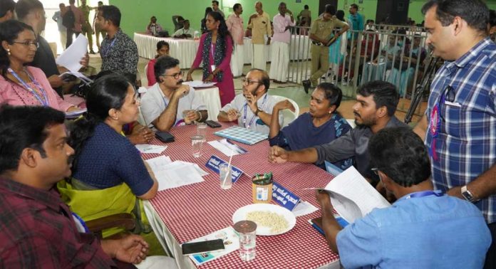 വഴി കയ്യേറ്റം : തര്ക്കംപരിഹരിച്ച് മന്ത്രി വീണാ ജോര്ജ് വഴി കയ്യേറ്റം : തര്ക്കംപരിഹരിച്ച് മന്ത്രി വീണാ ജോര്ജ്