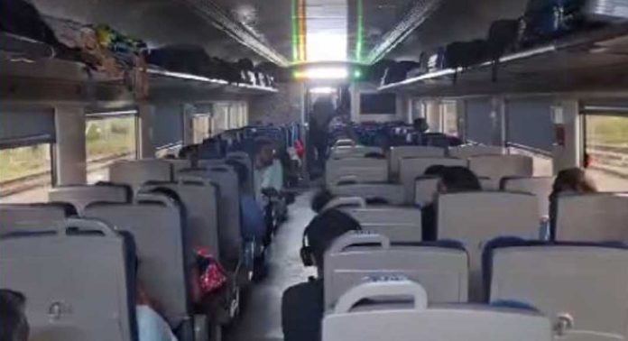 സാങ്കേതിക തകരാർ : മൂന്ന് മണിക്കൂർ വൈകി ; തകരാർ പരിഹരിച്ച് വന്ദേ ഭാരത് യാത്ര തുടങ്ങി സാങ്കേതിക തകരാർ : മൂന്ന് മണിക്കൂർ വൈകി ; തകരാർ പരിഹരിച്ച് വന്ദേ ഭാരത് യാത്ര തുടങ്ങി
