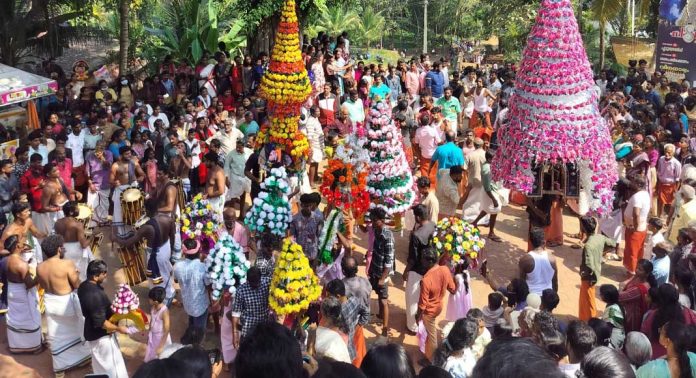 ഭക്തിസാന്ദ്രമായി കോട്ടാങ്ങല് മണ്ഡലചിറപ്പ് കാവടി ഭക്തിസാന്ദ്രമായി കോട്ടാങ്ങല് മണ്ഡലചിറപ്പ് കാവടി